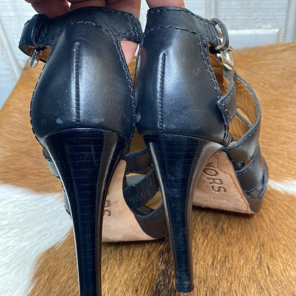 Women’s Michael kors heel shoes size 6.5 chexk them out thanks 🙏 - Picture 4 of 9